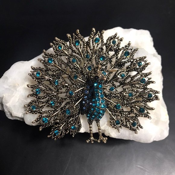 Jewelry - Stunning gorgeous blue rhinestone Peacock brooch / pendant brand new